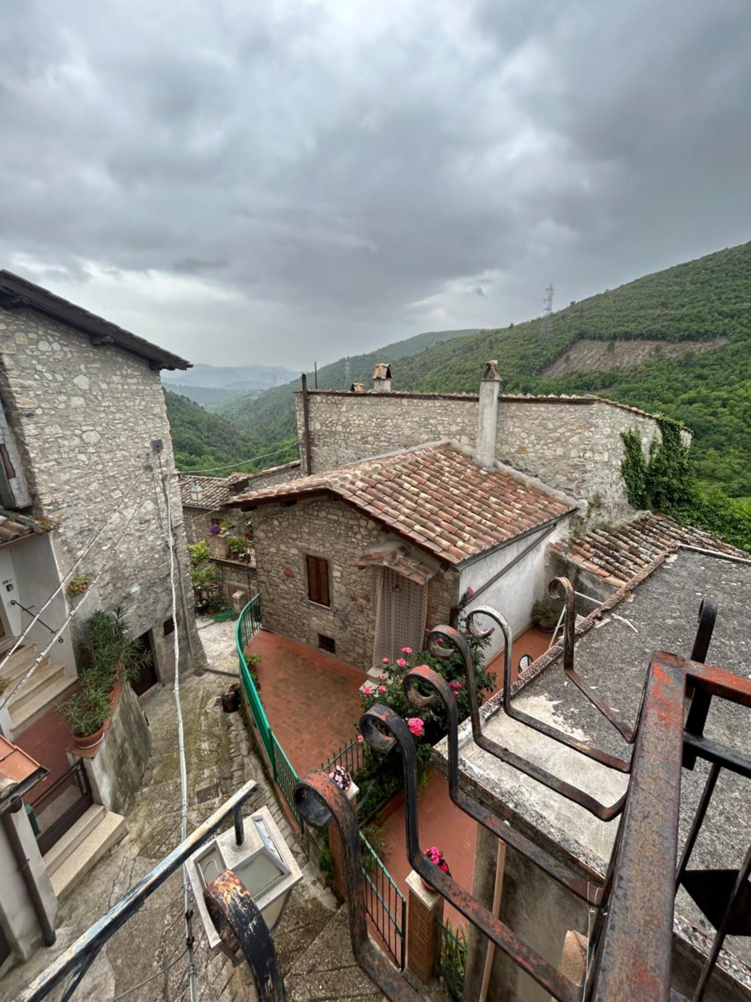 Appartamento Storico A Valle San Martino Di สโปเลโต ภายนอก รูปภาพ